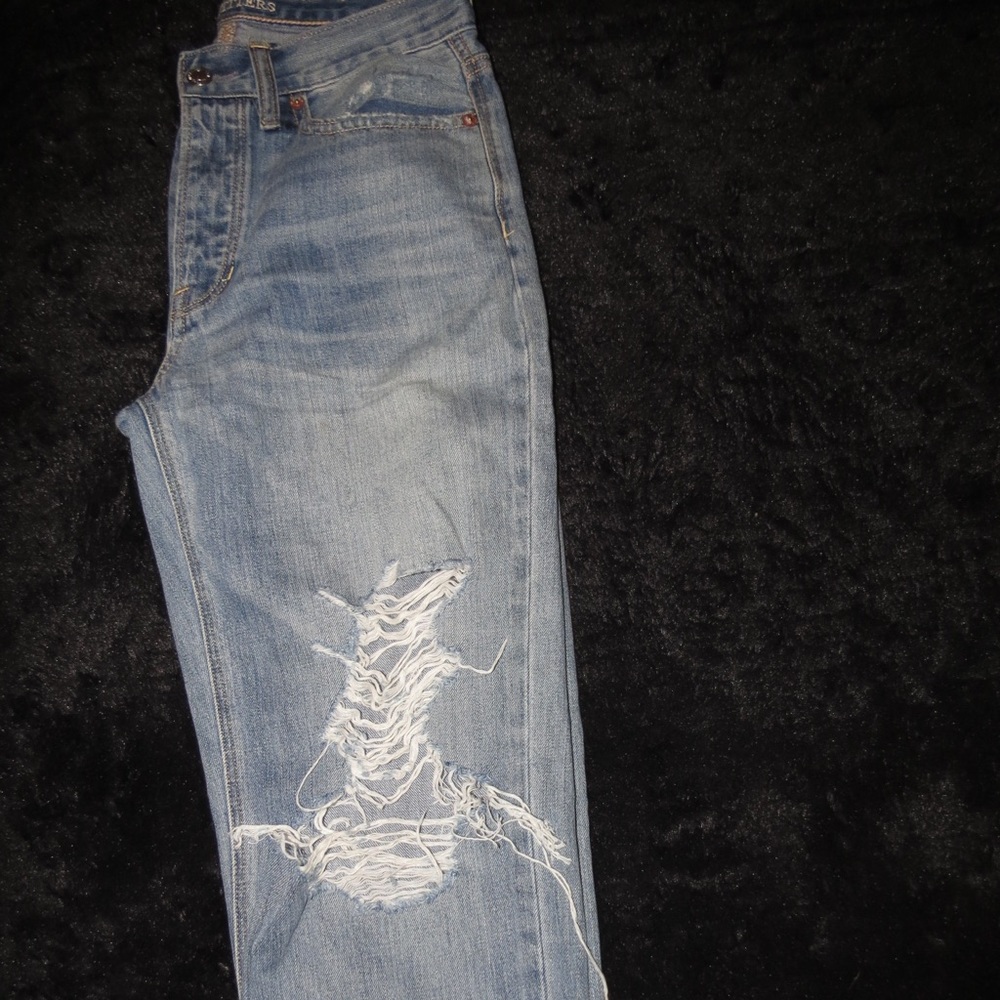 Cropped mom jeans